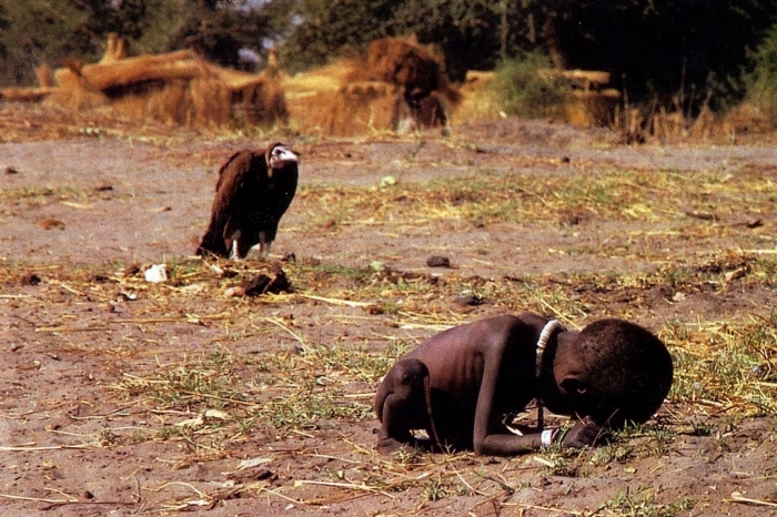 那张著名的《秃鹫与小女孩》照片的摄影作者为什么要自杀？