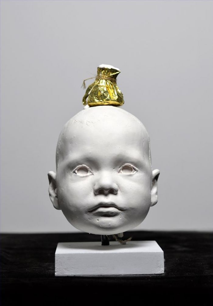 贝尼亚特·伊特莱西亚斯 当代雕塑作品 -  《富含白色物质的男孩》