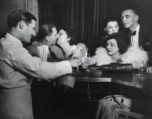 布拉塞 当代摄影作品 -  《琪琪在蒙帕纳斯酒吧,1931》