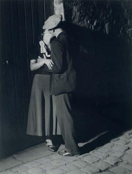 布拉塞 当代摄影作品 -  《拉丁广场上的情侣,1932》