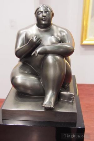 费尔南多·波特罗的当代艺术作品《坐姿的女人》