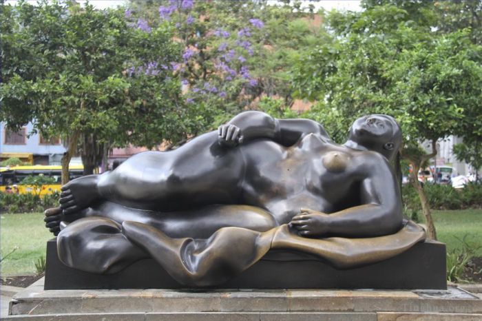 费尔南多·波特罗 当代雕塑作品 -  《熟睡的女人》
