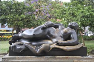 费尔南多·波特罗的当代艺术作品《熟睡的女人》