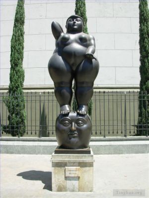 费尔南多·波特罗的当代艺术作品《雕像》