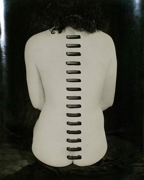 山本悍右 当代摄影作品 -  《钉起来的肉体,1949》