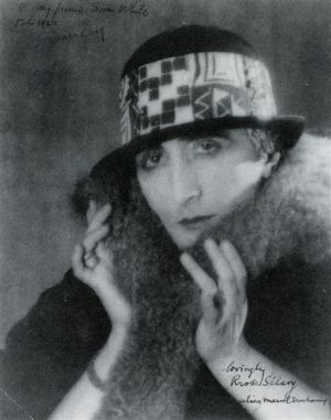 曼·雷的当代艺术作品《罗斯·塞拉维,别名,马塞尔·杜尚,1921》