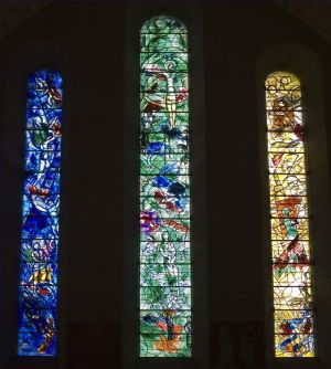 马克·夏加尔的当代艺术作品《圣母大教堂的窗户》