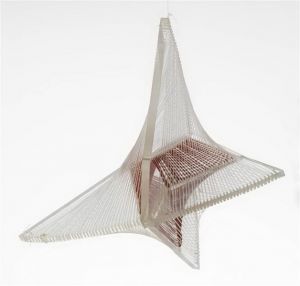诺姆·加博的当代艺术作品《悬浮空间的装置模型,1965》