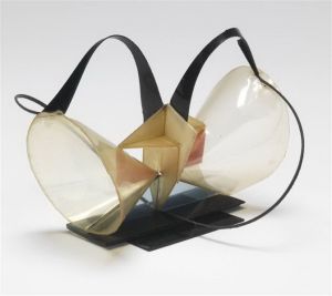诺姆·加博的当代艺术作品《太空两个锥体建筑模型,1927》