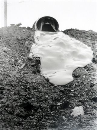 罗伯特·史密森 当代装置艺术作品 -  《注入胶水,1969》