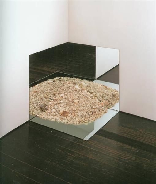 罗伯特·史密森 当代装置艺术作品 -  《镜子和贝壳碎片,1969》