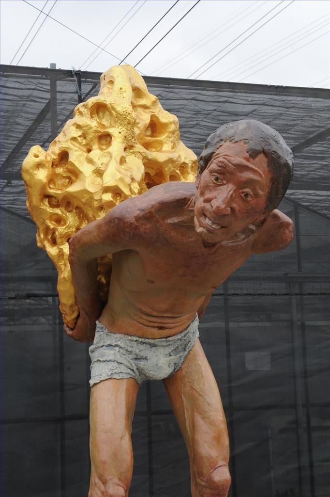 韦天瑜 当代雕塑作品 -  《镀金假山2》
