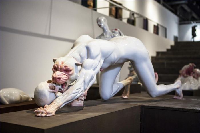 韦天瑜 当代雕塑作品 -  《无处可逃2》