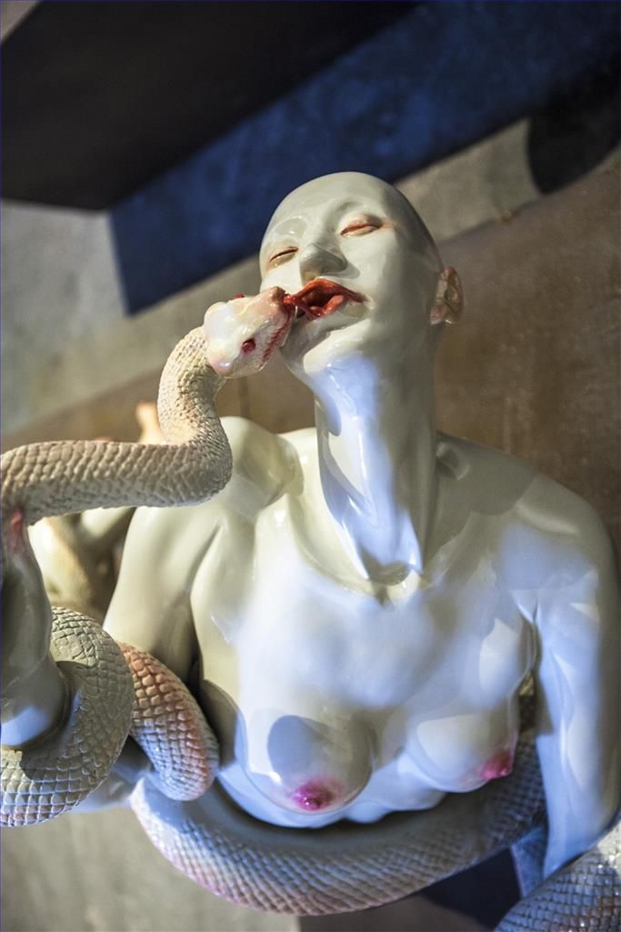 韦天瑜 当代雕塑作品 -  《无处可逃3》